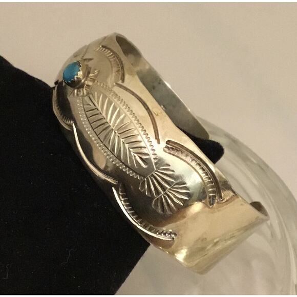Vintage Signed T Navajo Etched Sterling Turquoise Cuff/Bracelet Native American - Picture 5 of 7